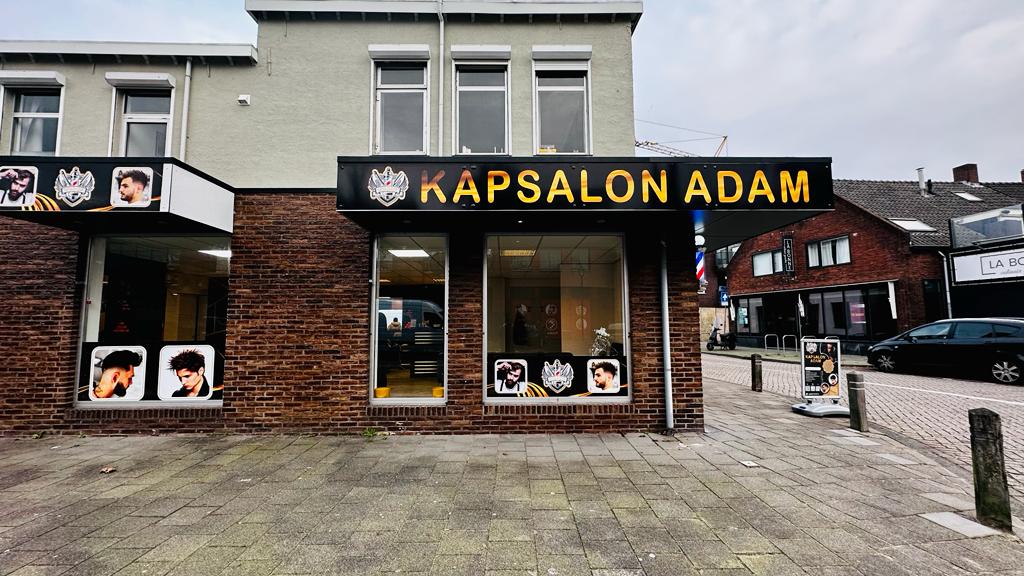 De gevel van Kapsalon Adam aan de Hoofdstraat in Kaatsheuvel